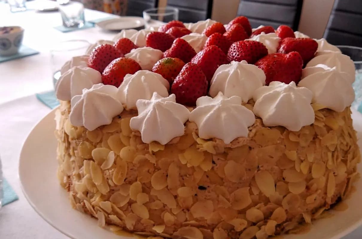 Tort z białą czekoladą i truskawkami: Jak upiec ten smaczny deser?