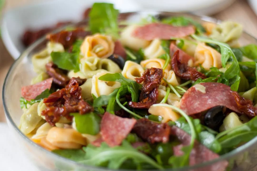 Sałatka z tortellini, szpinakiem, szynką i jajkiem - pomysł na obiad
