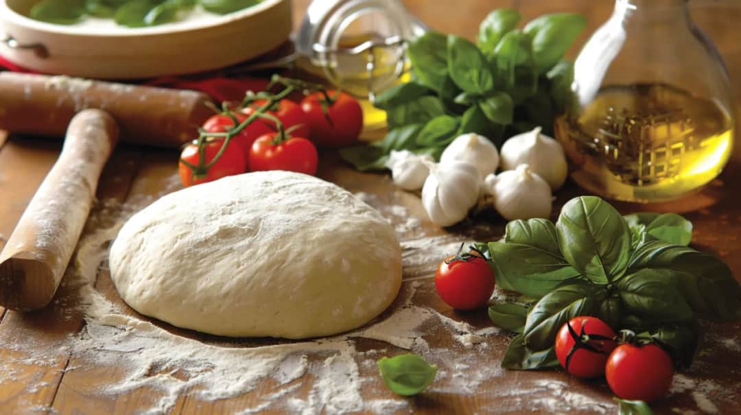 Jak zrobić prawdziwą włoską pizzę? Sprawdzony przepis krok po kroku