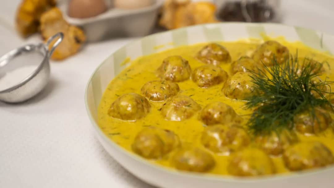 Jak przygotować sos z mrożonych kurek, aby zaskoczyć gości smakiem