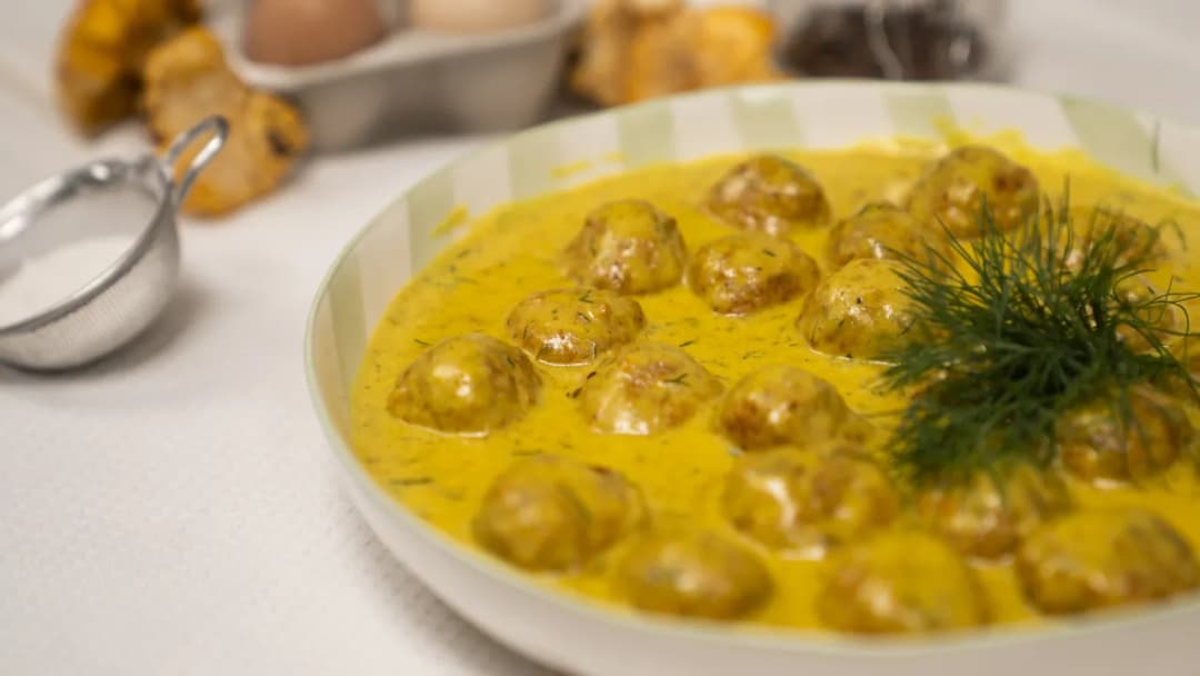 Jak przygotować sos z mrożonych kurek, aby zaskoczyć gości smakiem