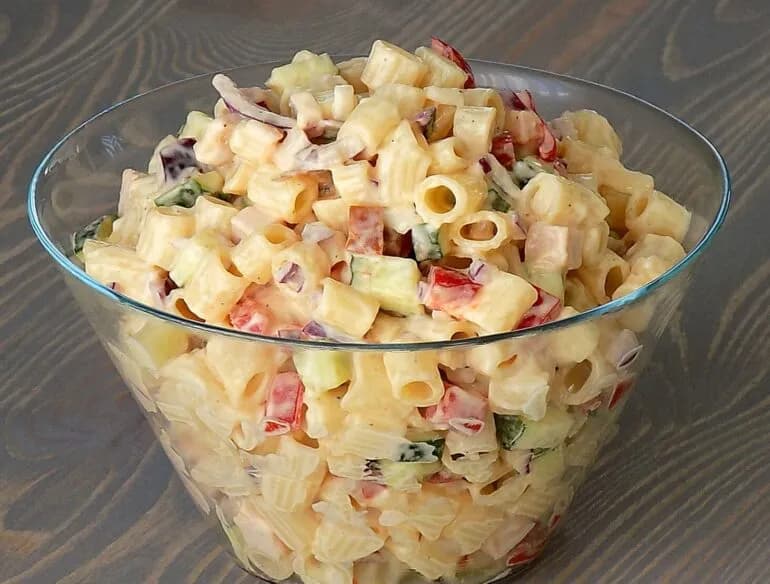 Jak zrobić pyszną sałatkę makaronową wege, która tak zachwyca?