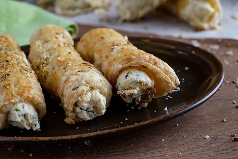 Wytrawne lub słodkie rurki z ciasta francuskiego - przepis na przekąskę