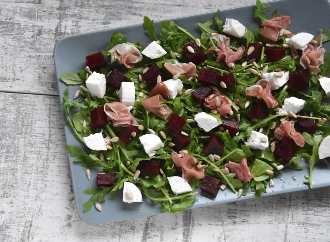 Sałatka z burakami i serem kozim, która zachwyci Twoje podniebienie