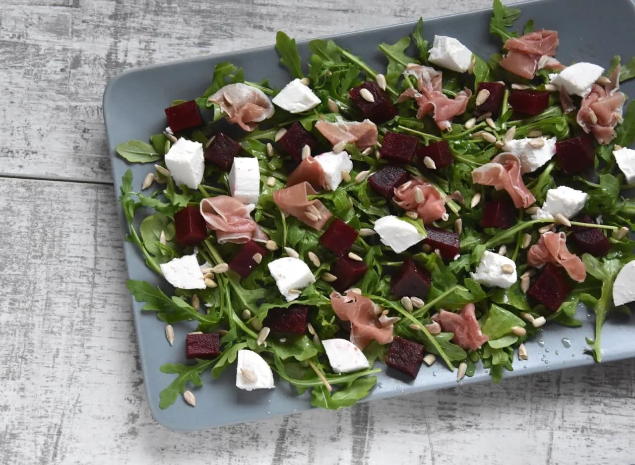 Sałatka z burakami i serem kozim, która zachwyci Twoje podniebienie