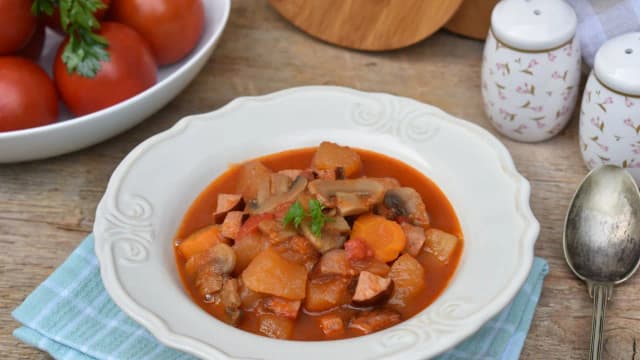Domowe leczo z pieczarkami i kiełbasą - uczta dla podniebienia rodziny