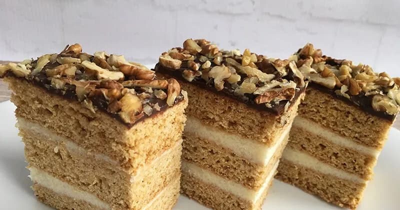 Miodownik z kaszą manną to słodki klasyk w nowej odsłonie na deser