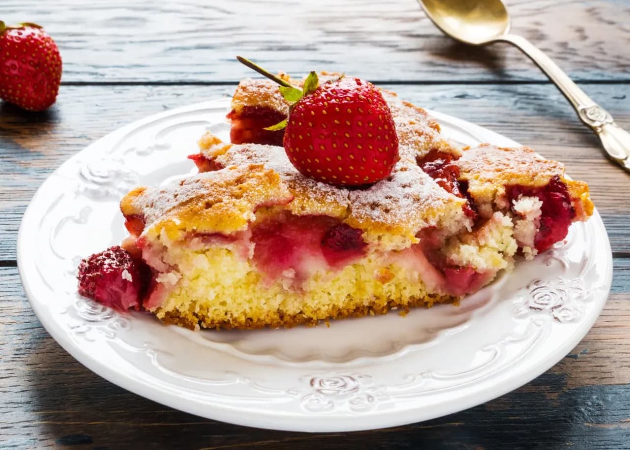 Truskawkowy raj na talerzu? Poznajmy biszkopt z kremem i owocami