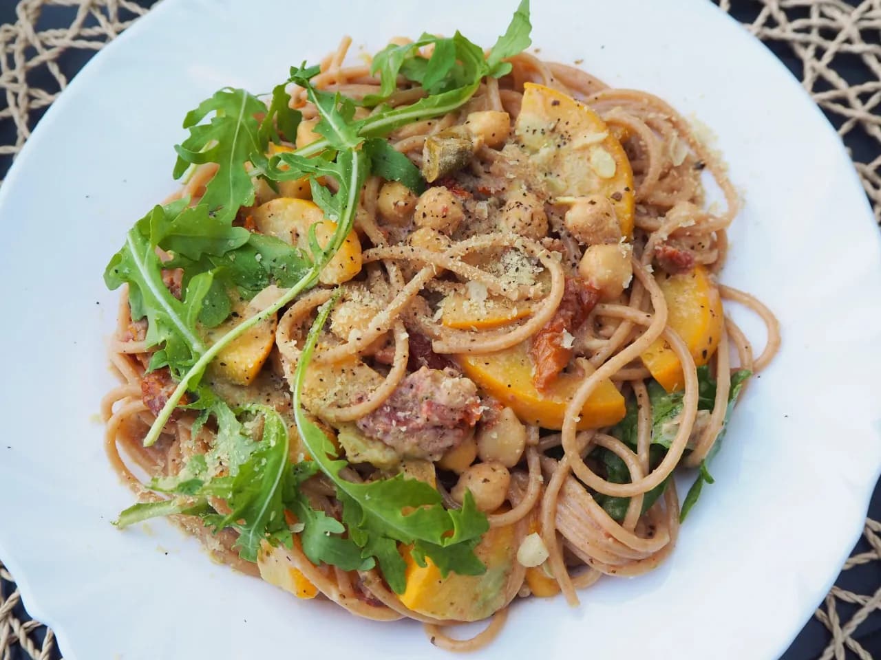 Makaron z kurczakiem i mleczkiem kokosowym? Smak tropikalnej uczty