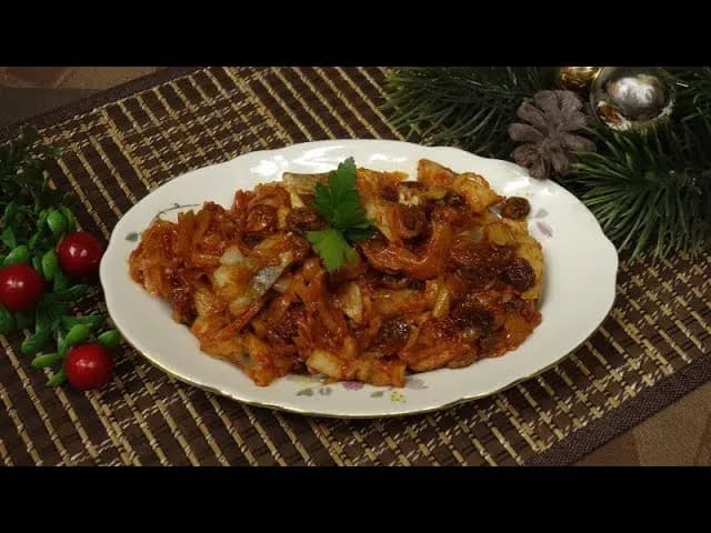 Odkrywamy smak żydowskich śledzi z rodzynkami w domowej kuchni