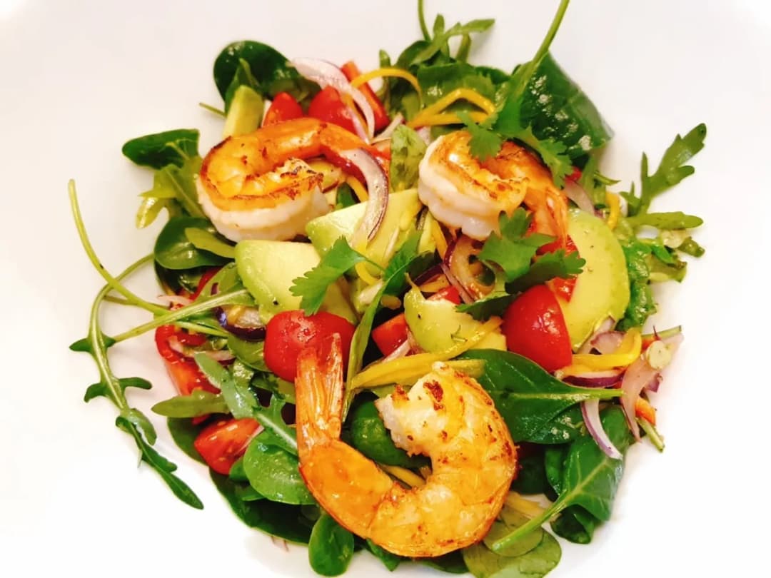Jak przygotować tę sałatkę z mango i krewetkami, która olśniewa?
