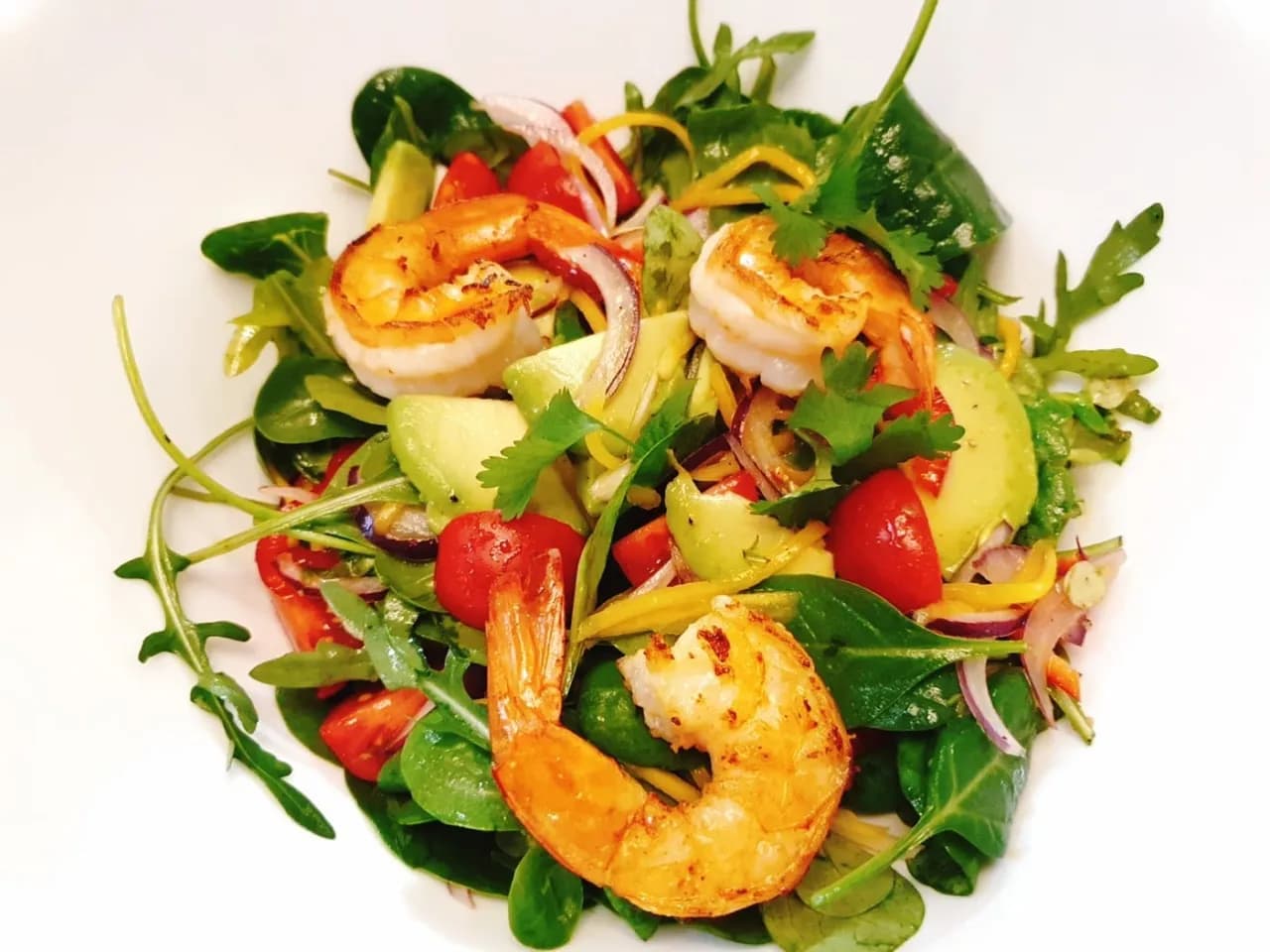 Jak przygotować tę sałatkę z mango i krewetkami, która olśniewa?