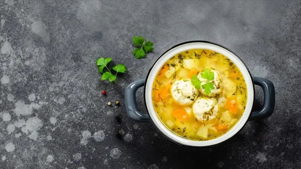 Jak ugotować holenderską zupę z pulpecikami? Przepis krok po kroku