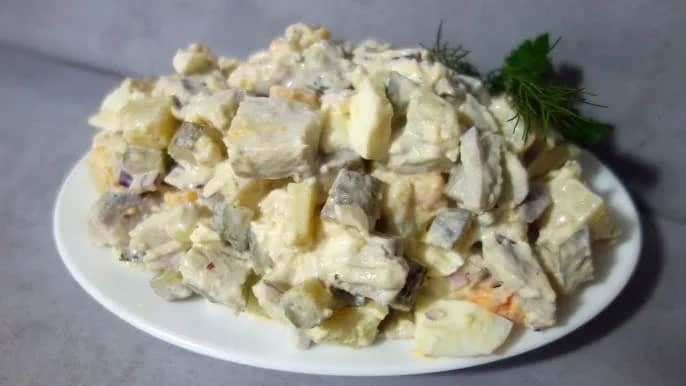 Tradycyjna przekąska w nowej odsłonie: pyszne śledzie po chłopsku