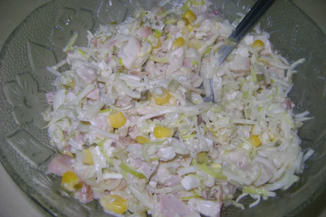 Jak stworzyć smaczną sałatkę z kurczakiem wędzonym i selerem?