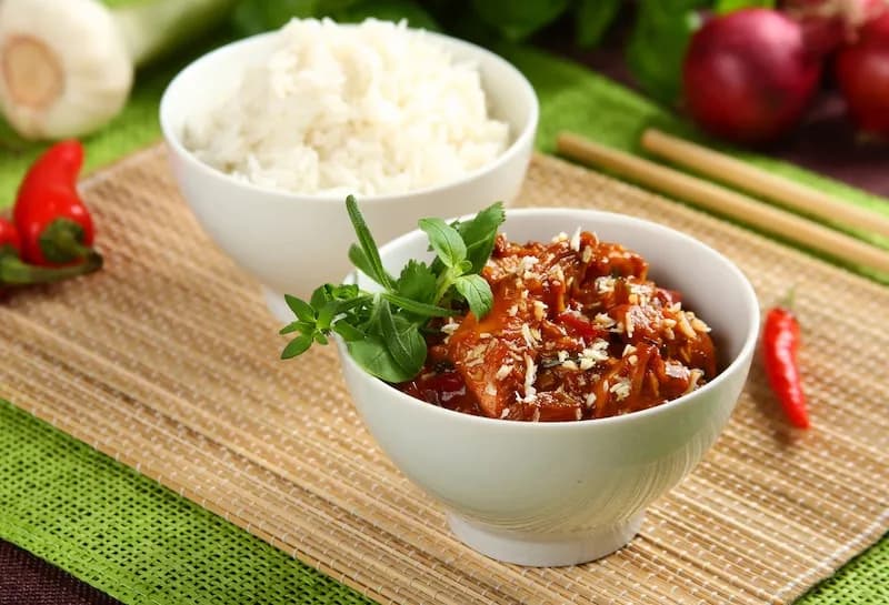 Smak Azji dzięki aromatycznym udkom kurczaka po tajsku w kuchni