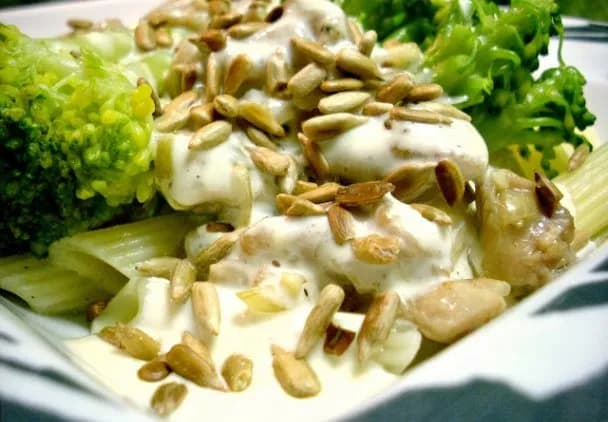 Jakie składniki sprawiają, że penne z kurczakiem i brokułami smakuje?