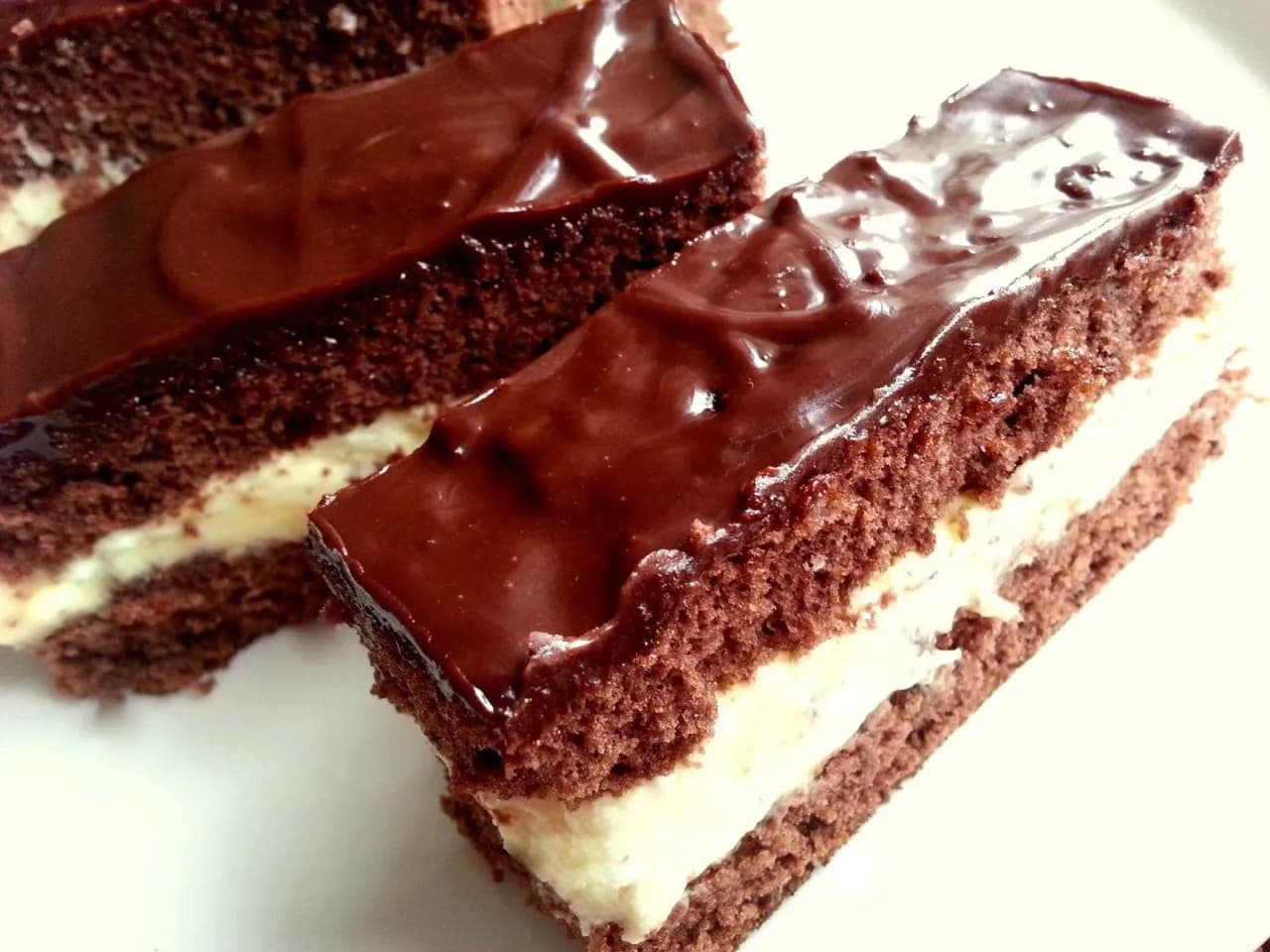 Biszkopt czekoladowy z płynną czekoladą