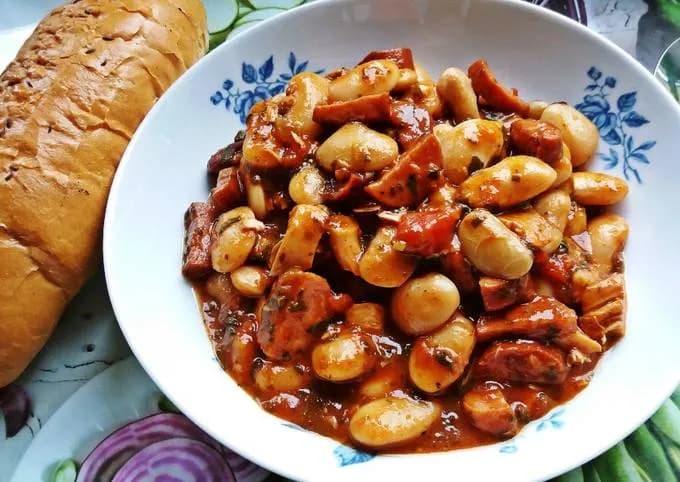 Aromatyczna fasolka po bretońsku z kurczakiem: Sprawdź jak ją przyrządzić