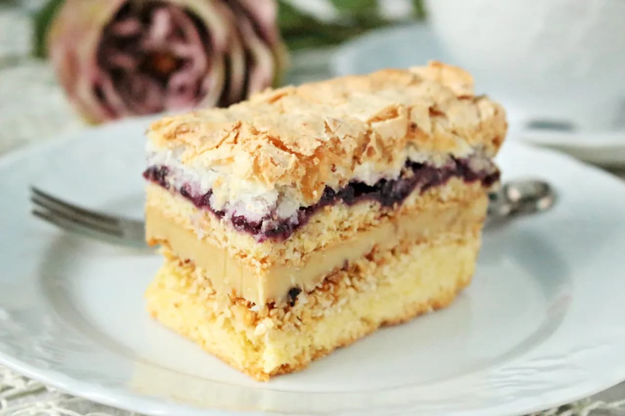 Pyszny przepis na ciasto z chałwą i sezamem, które zachwyci każdego