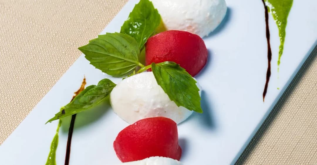 Jak przygotować sałatkę z kabanosem i serem żółtym, która uwiedzie?