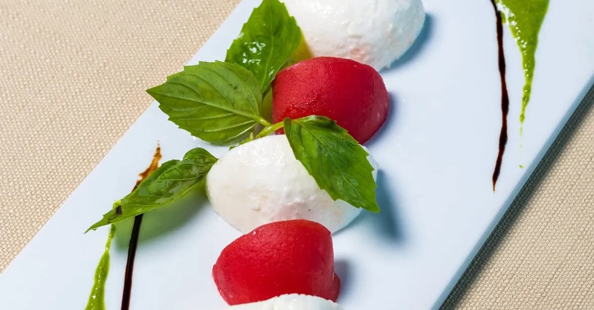 Jak przygotować sałatkę z kabanosem i serem żółtym, która uwiedzie?