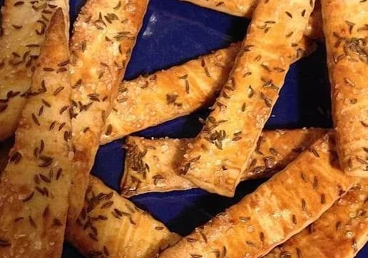 Paluchy drożdżowe z serem lub kminkiem - przepis na domowe bułki