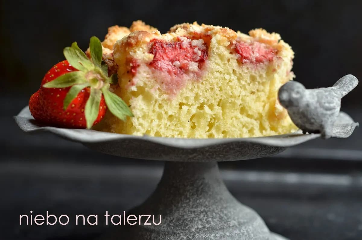 Co sprawia, że placek z truskawkami na maślance jest tak soczysty?