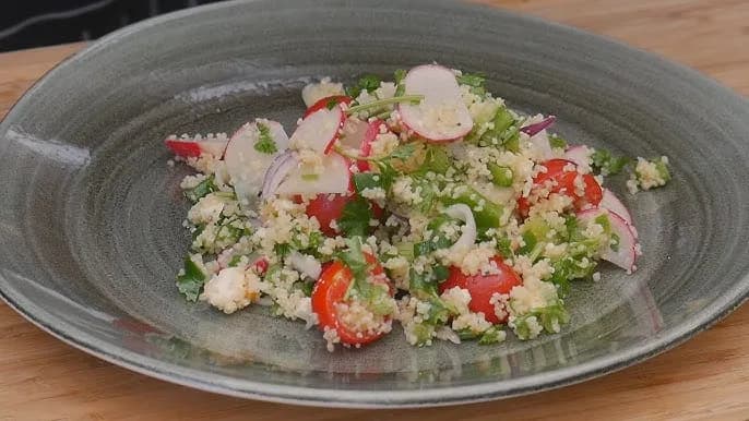 Jak zrobić sałatkę z kuskusem perłowym, która będzie takim hitem?