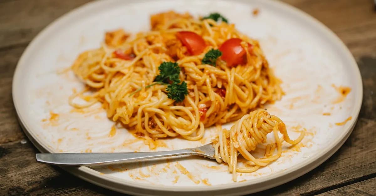 Makaron z bobem i suszonymi pomidorami to szybki obiad pełen smaku