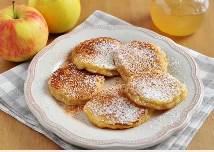 Fit racuchy z jabłkami: Puchate i aromatyczne placki